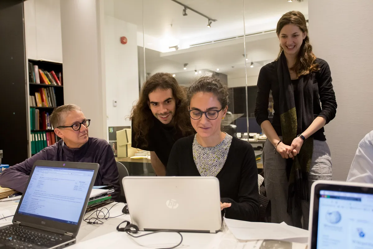 Personne utilisant tablette